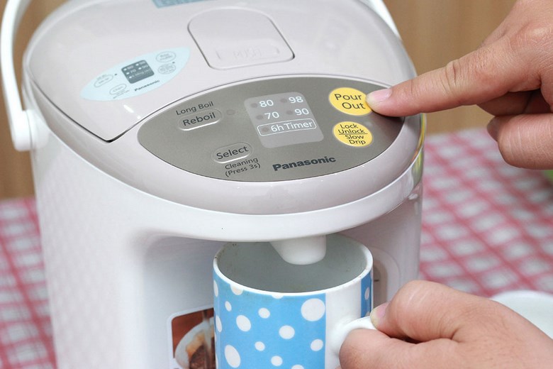 Nhấn nút “Pour Out” để lấy nước an toàn Nhấn nút “Pour Out” để lấy nước an toàn